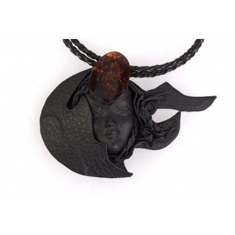 Juodos odos koljė su gintaru „Mėnulio deivė“