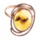 Auksinis žiedas su gintaro inkliuzu